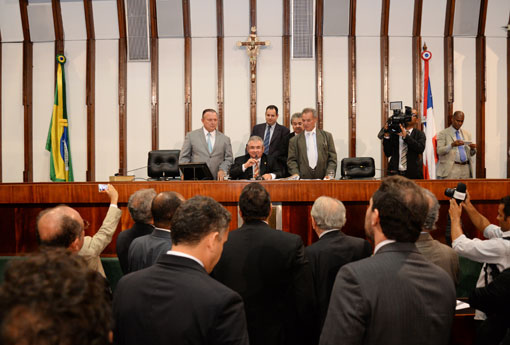 Assembleia Legislativa acaba com reeleição para presidente em sessão histórica