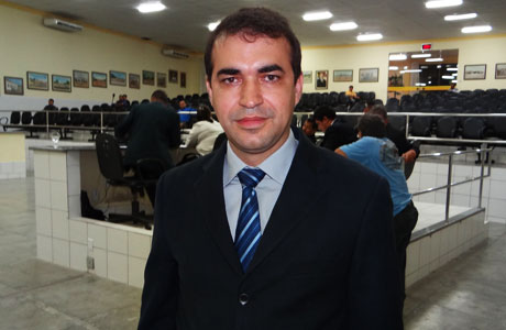 Vereador Alessandro Lôbo realiza proposição solicitando implantação de curso supletivo em Brumado