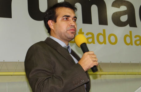 Alessandro Lôbo solicita limpeza de fossas em casas da Urbis I