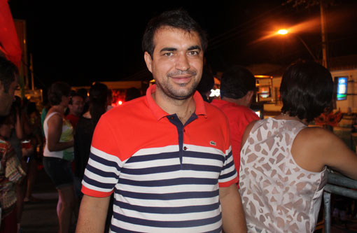 Brumado: Alessandro Lôbo prestigia abertura do carnaval e destaca a importância do evento