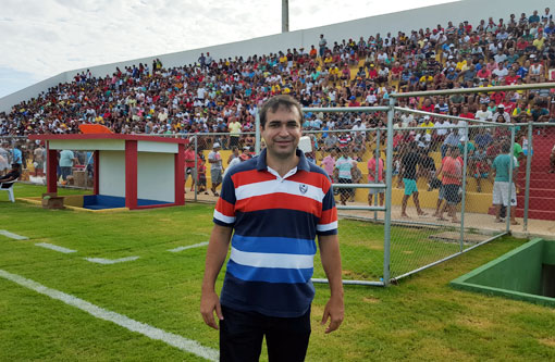 Brumado: Alessandro Lôbo prestigia inauguração do Estádio 'Gilbertão'