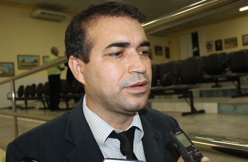 Brumado: Alessandro Lôbo questiona legalidade de cobrança, em grande parte da zona rural, da taxa de iluminação pública