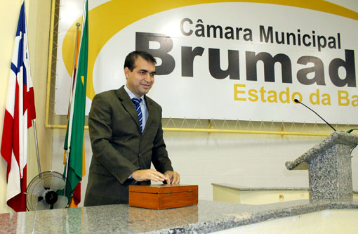 Brumado: Alessandro comemora reeleição para presidente da Câmara