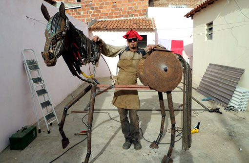 Brumadense usa materiais descartados para fazer obras de arte