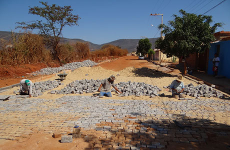 Brumado: Calçamento da Rua Alta Leite é rotomado