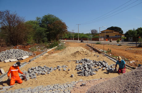 Brumado: Calçamento da Rua Alta Leite é rotomado