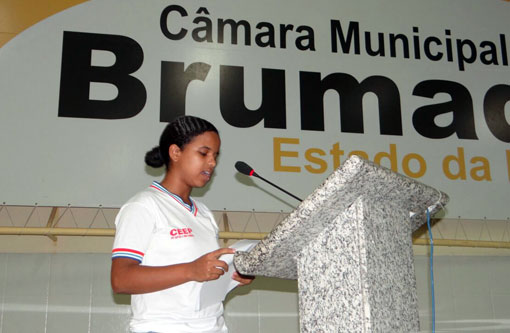 Brumado: estudante usa Tribuna Livre da Câmara para reivindicar salários de terceirizados