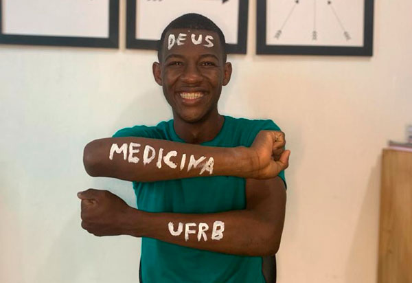 Mesmo sem energia elétrica em casa, jovem baiano consegue estudar tira 980 na redação do Enem e passa em medicina na UFRB