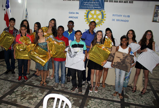 Brumado: alunos de escolas municipais receberam notebook's do projeto 'Aluno Nota 10'