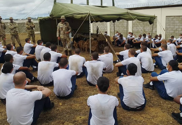 Turma em formação da Polícia Militar realiza visita técnica a base da Caesg 