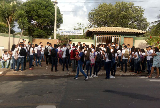 Brumado: alunos são proibidos de entrar no CEB por não estarem trajando calças com cor determinada pelo regimento escolar