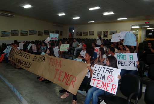 Brumado: alunos da UNEB protestam no legislativo contra Michel Temer, PEC 241 e pela a aquisição de sede própria