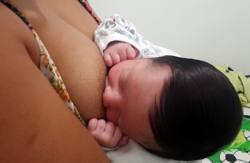 Metade dos recém-nascidos não é amamentada na primeira hora de vida, diz Unicef