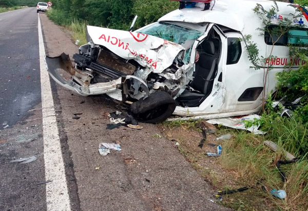 BA-030: Ambulância de Lagoa Real e ônibus se envolvem em acidente próximo a Ibitira, distrito de Rio do Antônio