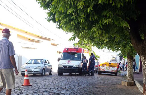 Brumado: Ambulância do Samu 192 quebra durante trajeto em via pública