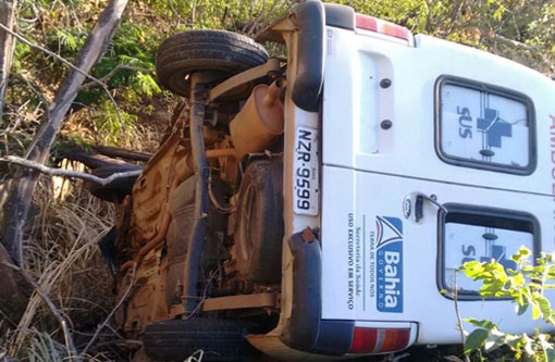 BA-148: Ambulância do município de Jussiape tombou na Serra das Almas