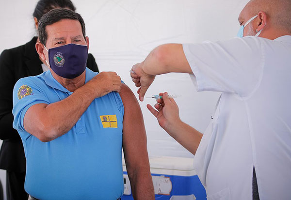 Vice-presidente Mourão toma vacina contra covid-19 em Brasília
