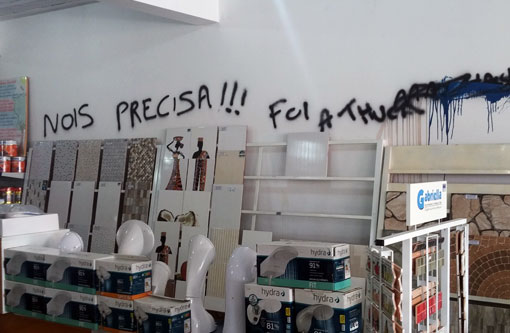 Brumado: Bandidos arrombam loja; levam grande quantia em dinheiro e deixam recado 'Nois Precisa'