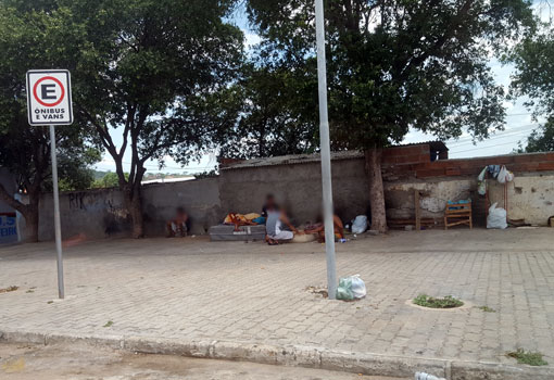 Brumado: andarilhos estão 'morando' no estacionamento da Cesta do Povo