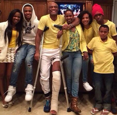 Anderson Silva aparece de muletas em foto no Twitter