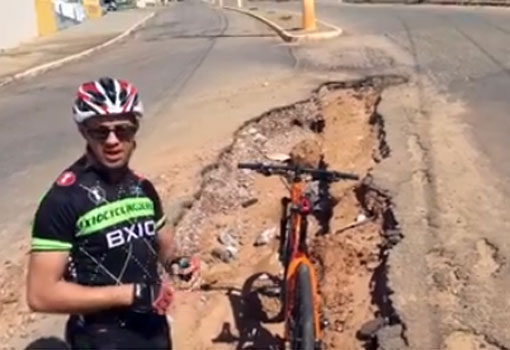 Brumado: ciclistas protestam contra grande buraco na Avenida Lindolfo Alves de Brito