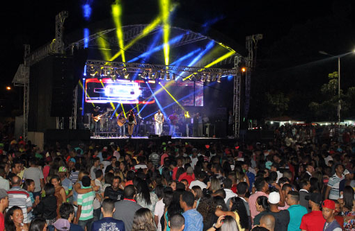 Shows das bandas Caviar com Rapadura e Amor de Cinema lotaram a Praça da Prefeitura no aniversário de Brumado