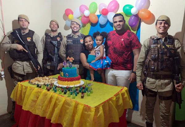Policias militares participam em Brumado do aniversário da pequena Ana Júlia