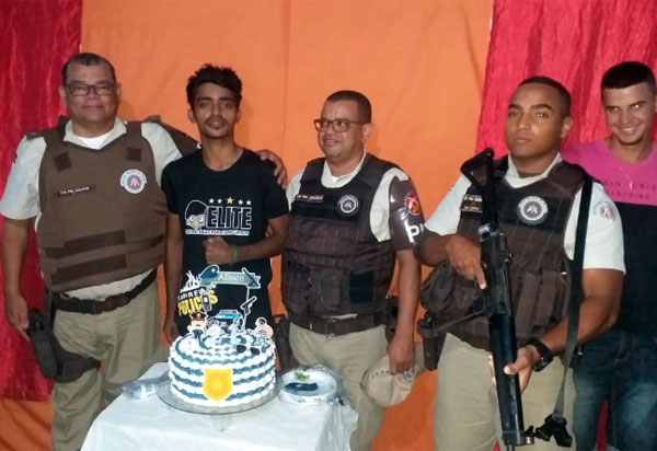Brumado: policiais da 34ª CIPM comparecem em aniversário de jovem que deseja ser policial militar