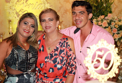 Brumado: Maria Sueli Alves Dias (Sônia) comemora 50 anos rodeada de familiares e amigos