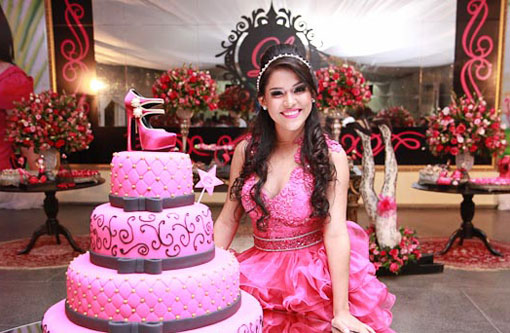 Brumado: Letícia Aguiar reúne familiares e amigos em sua festa de 15 anos