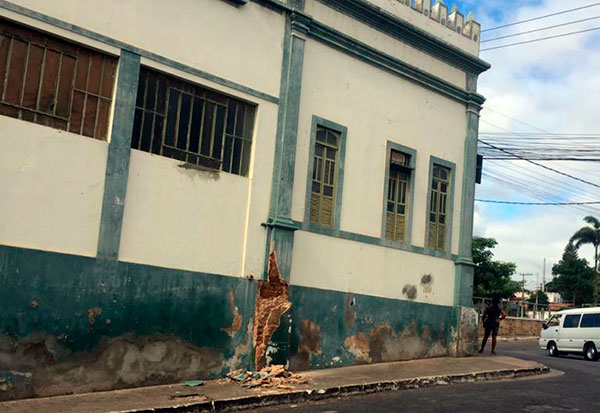 Brumado: Prédio da antiga sede da Prefeitura, no centro da cidade, está em pleno desgaste