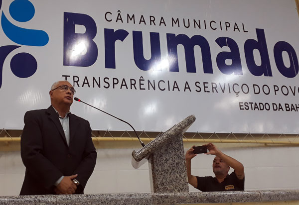 Auditor contábil participa de sessão do Legislativo para falar de sua análise das contas do exercício de 2015 da Prefeitura Municipal de Brumado