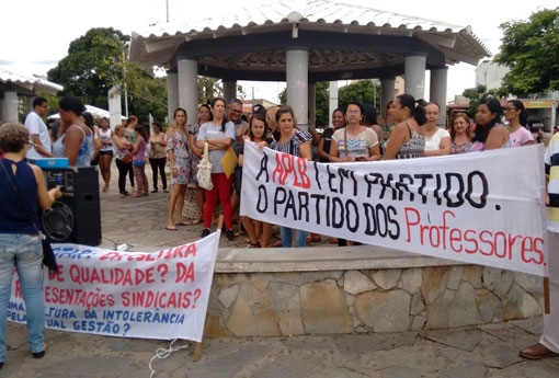 Trabalhadores em educação, estudantes e movimentos sociais deflagraram greve geral em Brumado