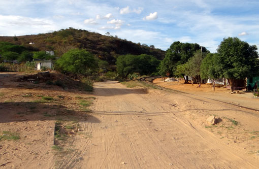 Brumado: Para fugir de assalto, motorista joga carro contra bandidos e criança quase é atingida por disparos dos criminosos