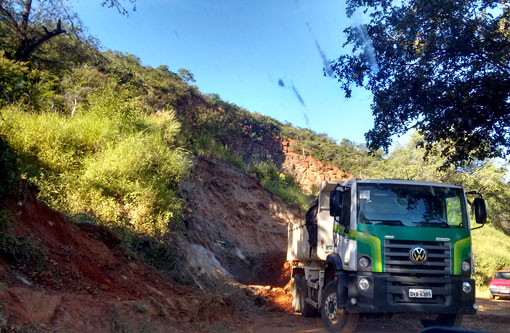  Você Repórter: Morador denuncia retirada de terra desordenada no Apertado do Morro
