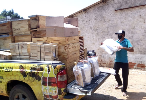Apicultores de Licínio de Almeida recebem equipamentos para aumentar e aprimorar a produção de mel