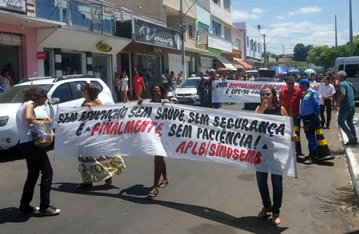Brumado: Professores e Servidores Municipais vão a Câmara de vereadores e promovem ‘apitaço’ pelas ruas