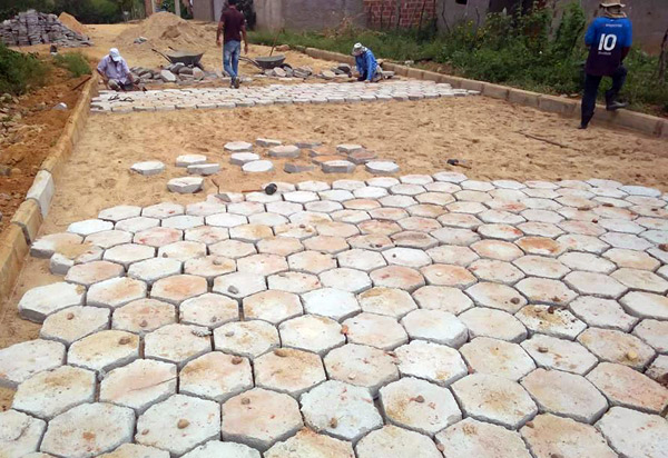 Aracatu: prefeitura realiza serviço de calçamento da Rua Alfredo Silveira Lima