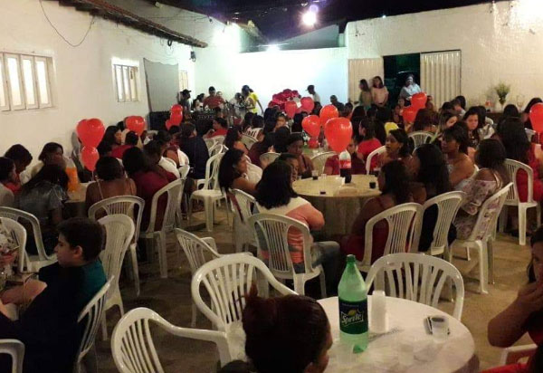 CRAS Sá Daninha proporciona jantar em comemoração ao Dia das Mães em Aracatu