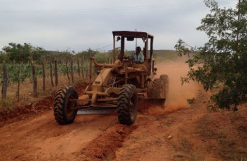 Aracatu: Prefeitura faz patrolamento de estradas e construção de quadras