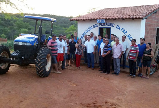 Aracatu: Marquinho Viana entrega trator agrícola à Associação dos Pequenos Agricultores da Fazenda Jacaré