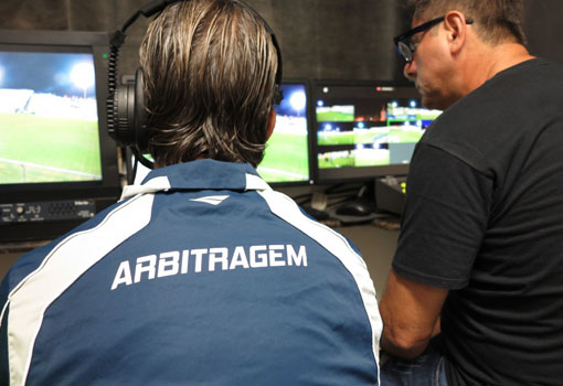 Gol de mão de Jô leva CBF a antecipar árbitro de vídeo no Campeonato Brasileiro