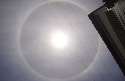 Fenômeno 'Halo Solar' chama atenção no céu de Brumado