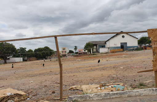 Brumado: Empresa é notificada por colocar arame farpado para isolar obras da área da Cesta do Povo