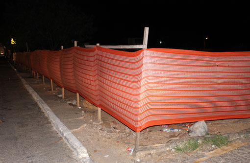 Brumado: Empresa retira bloqueio de arame farpado da obra da área da Cesta do Povo