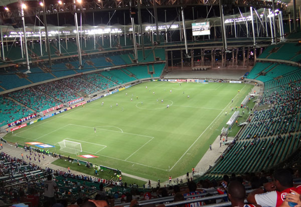 Bolsonaro defende retomada do futebol no Brasil; esporte está suspenso desde março