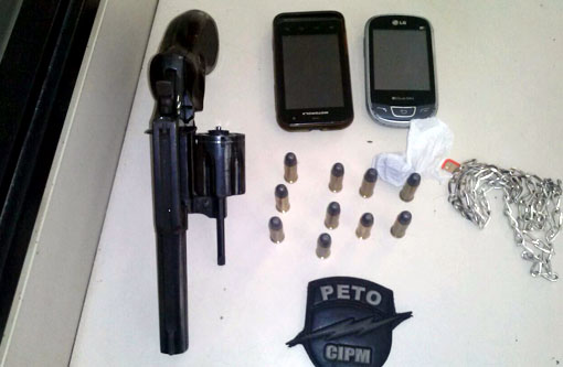 Brumado: Polícia detém dupla armada suspeita de cometer assaltos