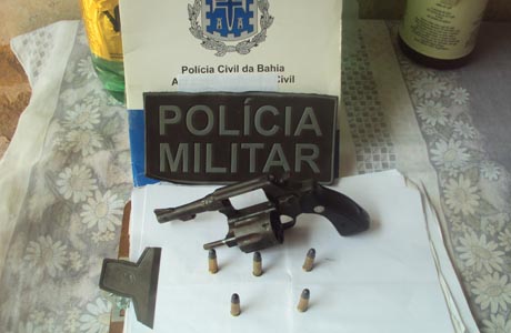 ARACATU: POLÍCIAS APREENDEM ARMA DE FOGO