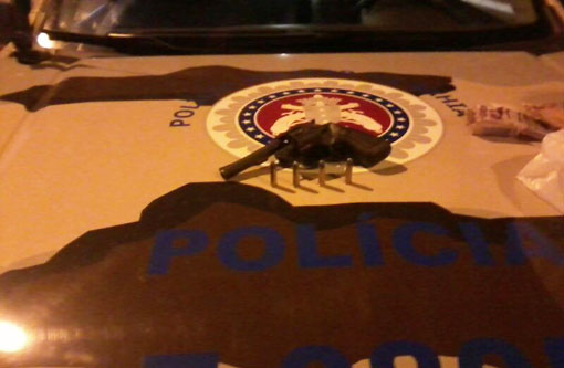 Brumado: Caesg apreende arma e drogas, detém um maior e apreende um menor