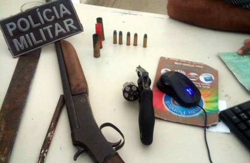 Brumado: Polícia revista automóvel e encontra duas armas; proprietário fugiu do local